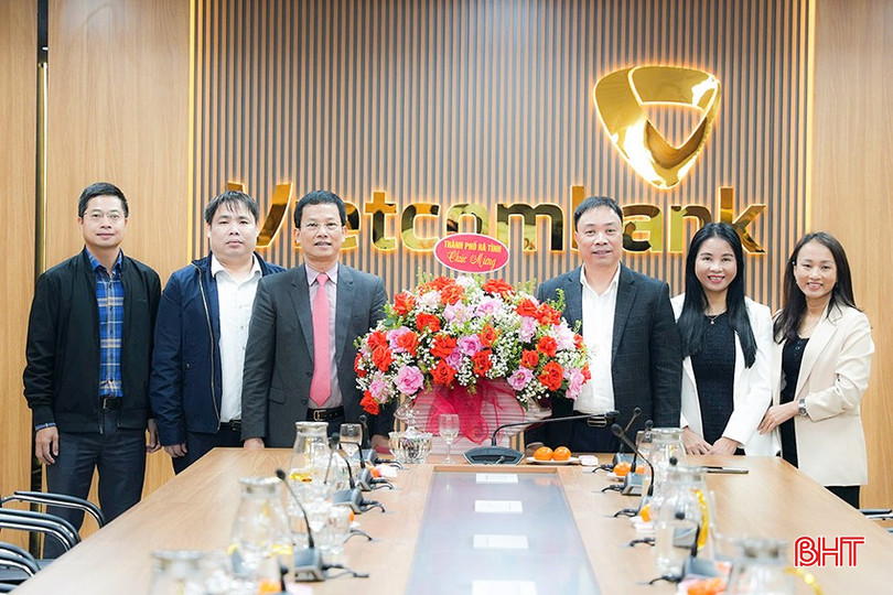 Chủ tịch UBND thành phố Hà Tĩnh Nguyễn Trọng Hiếu động viên, tặng quà tại Vietcombank Chi nhánh Hà Tĩnh. bqbht_br_z6183353695639-95b4d5887a3418ee6a0b7159bf674720-4537.jpg
