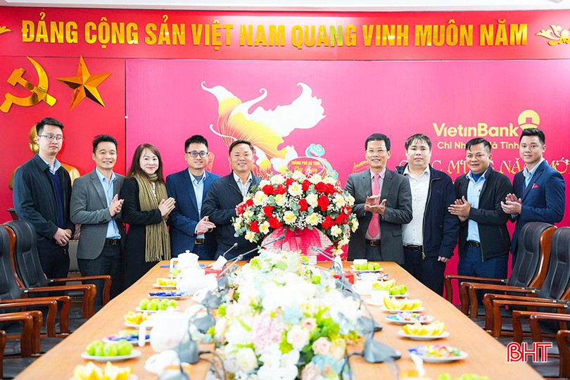 Đoàn động viên, tặng quà tại VietinBank Chi nhánh Hà Tĩnh. bqbht_br_z6183353863257-488ad1fc7559384b8a3e6f6aaab5f5f0-2405.jpg