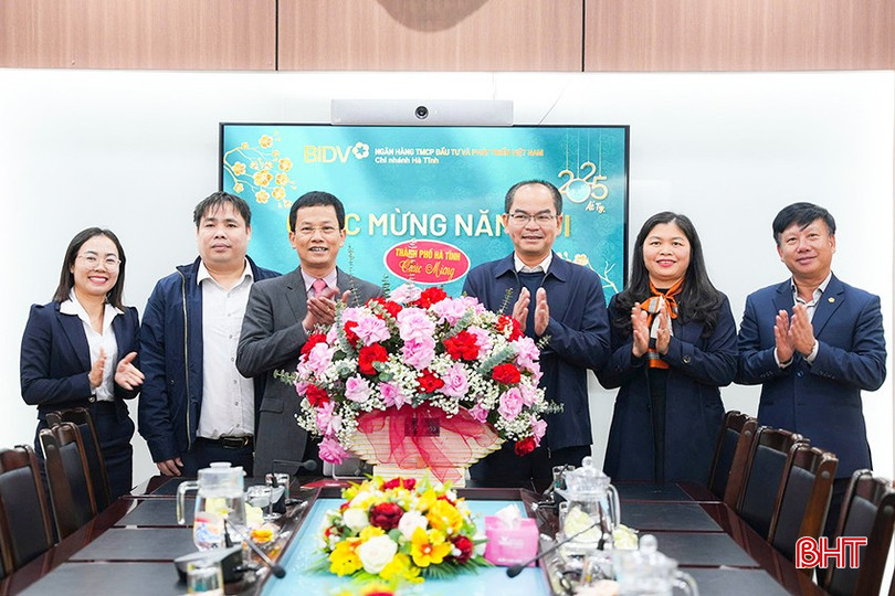 Lãnh đạo TP Hà Tĩnh đến động viên, tặng quà tại BIDV Chi nhánh Hà Tĩnh. bqbht_br_z6183353821315-458b3e89a9da900f3f207ee09ac545fd-4115.jpg