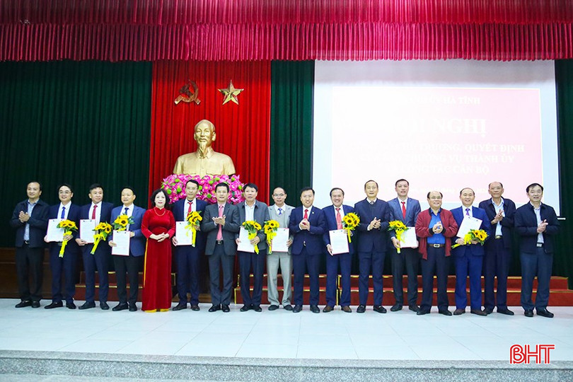 Bí thư Đảng ủy Khối CCQ&DN tỉnh Đặng Ngọc Sơn, lãnh đạo TP Hà Tĩnh trao các quyết định của BTV Thành ủy về công tác cán bộ. bqbht_br_img-9776.jpg