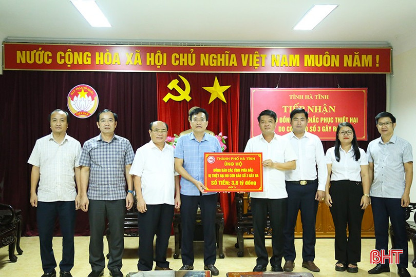 Lãnh đạo TP Hà Tĩnh trao biểu trưng ủng hộ 3,8 tỷ đồng cho Nhân dân các tỉnh phía Bắc bị thiệt hại do bão số 3. Lãnh đạo TP Hà Tĩnh trao biểu trưng ủng hộ 3,8 tỷ đồng cho Nhân dân các tỉnh phía Bắc bị thiệt hại do bão số 3.