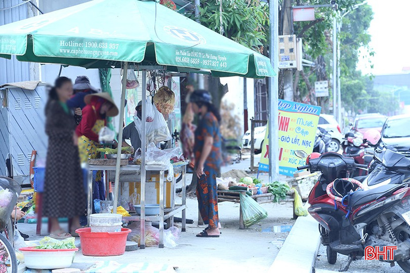 Điểm bày bán thịt lợn tại đường Nguyễn Công Trứ thu hút đông khách hàng. bqbht_br_img-5167.jpg
