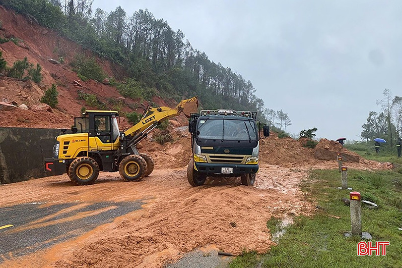 Nguy cơ ngập lụt, sạt lở đất, lũ quét ở các khu vực miền núi, sườn dốc, ven sông, suối là rất cao, đặc biệt tại các địa phương phía Nam tỉnh.