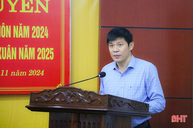 Phó Giám đốc Sở TN&MT Nguyễn Ngọc Hoạch trình bày các khó khăn và giải pháp tháo gỡ đẩy nhanh tiến độ triển khai Nghị quyết số 06 - NQ/TU và chính sách hỗ trợ của tỉnh về tập trung, tích tụ ruộng đất. bqbht_br_img-6464.jpg