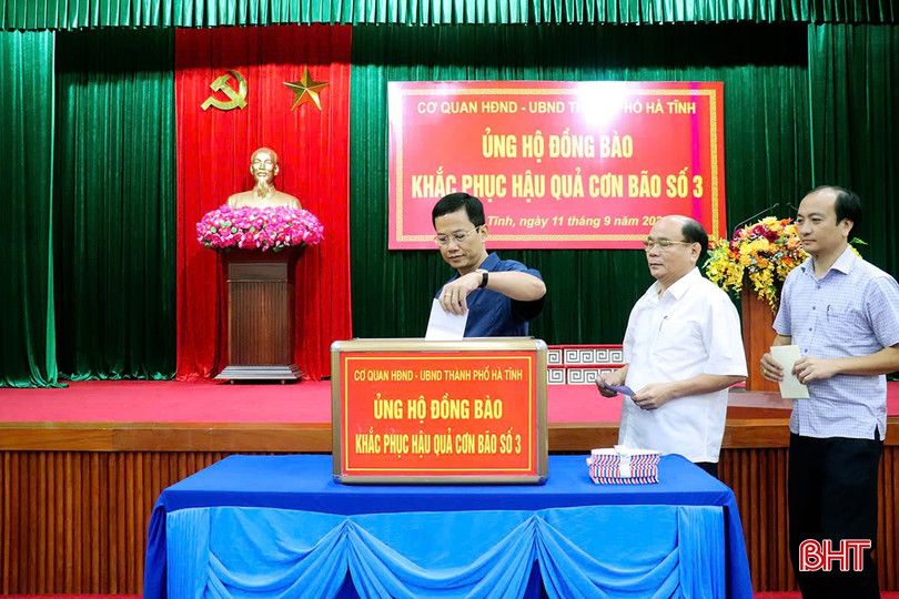 Với tinh thần “tương thân, tương ái”, mỗi cán bộ, công chức, người lao động cơ quan Thành ủy Hà Tĩnh, HĐND - UBND TP Hà Tĩnh đã quyên góp, ủng hộ để kịp thời chia sẻ, hỗ trợ đồng bào ở các tỉnh phía Bắc sớm vượt qua hoạn nạn. Với tinh thần “tương thân, tương ái”, mỗi cán bộ, công chức, người lao động cơ quan Thành ủy Hà Tĩnh, HĐND - UBND TP Hà Tĩnh đã quyên góp, ủng hộ để kịp thời chia sẻ, hỗ trợ đồng bào ở các tỉnh phía Bắc sớm vượt qua hoạn nạn.