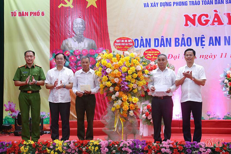 Lãnh đạo TP Hà Tĩnh, Công an TP Hà Tĩnh tặng hoa chúc mừng liên đoàn cán bộ TDP 6. IMG_2276.jpg