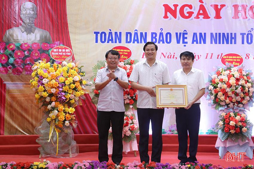 Bí thư Thành ủy Dương Tất Thắng trao bằng khen của Chủ tịch UBND tỉnh cho tập thể phường Đại Nài vì đã có thành tích xuất sắc trong phong trào toàn dân bảo vệ ANTQ. IMG_2248.jpg