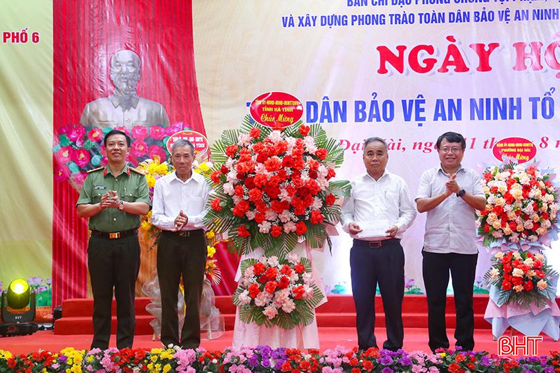 Bí thư Thành ủy Dương Tất Thắng, Phó Giám đốc Công an tỉnh Nguyễn Trung Kiên tặng hoa chúc mừng cán bộ, đảng viên và Nhân dân TDP 5, phường Đại Nài. IMG_2268.jpg