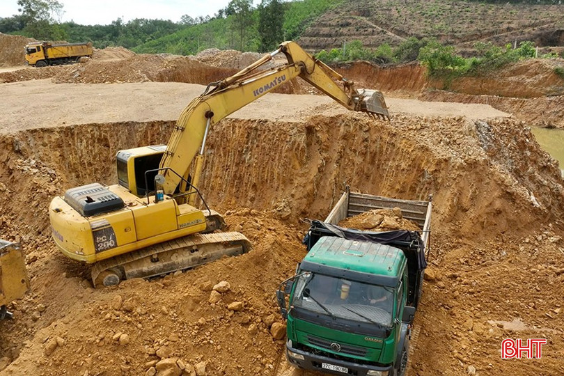 Công ty CP Tập đoàn Thành Huy (xã Cẩm Xuyên) vẫn còn thiếu hơn 60.000 m³ đất đắp cho dự án nâng cấp, mở rộng Quốc lộ 8C đoạn từ nút giao Quốc lộ 8A (xã Tứ Mỹ) đến nút giao đường Hồ Chí Minh (xã Hương Sơn). bqbht_br_z7029998359537-7d27e34ccc1f06d6f461acc708e6b2ba.jpg
