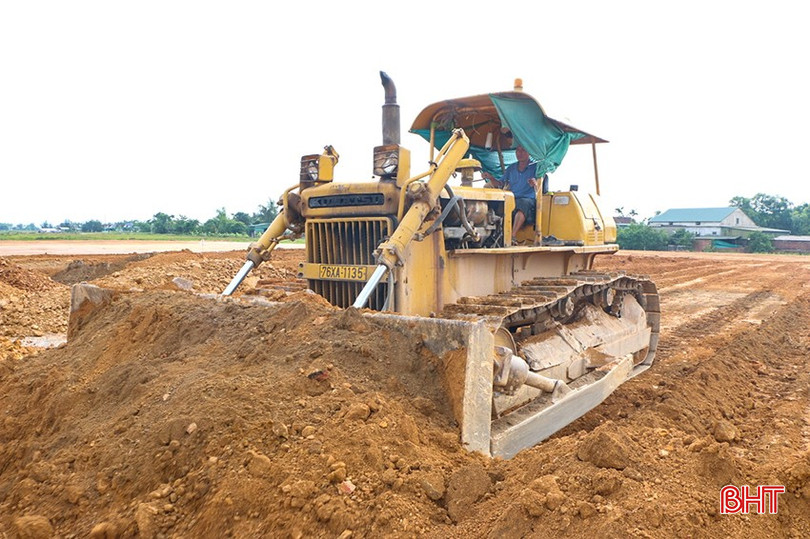 Hoạt động san lấp nền tại khu công nghiệp Bắc Thạch Hà (VSIP Hà Tĩnh). bqbht_br_z7030930169641-d6b369a0f0ce705af45babfe689a2e1f.jpg