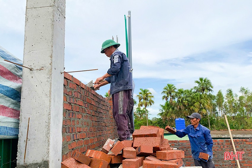Giá vật liệu xây dựng như sắt, thép, gạch chưa có dấu hiệu "hạ nhiệt" cùng với tiền nhân công xây dựng cao khiến nhiều người dân khó khăn trong cân đối chi phí. bqbht_br_z7028393709327-c90bcfc90f8b8333c1fbe438609b93d5.jpg