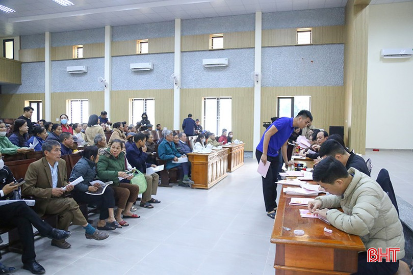 Cán bộ Văn phòng Đăng ký đất đai tỉnh Hà Tĩnh, Văn phòng Đăng ký đất đai chi nhánh thành phố Hà Tĩnh đã trực tiếp về phường Trần Phú để đăng ký biến động trong GCN quyền sử dụng đất cho người dân. bqbht_br_img-8432.jpg