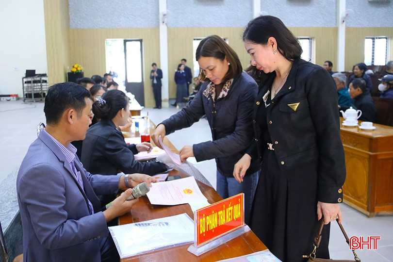 Người dân nhận lại giấy chứng nhận quyền SDĐ đã được chỉnh lý biến động ngay trong ngày. bqbht_br_img-8388.jpg