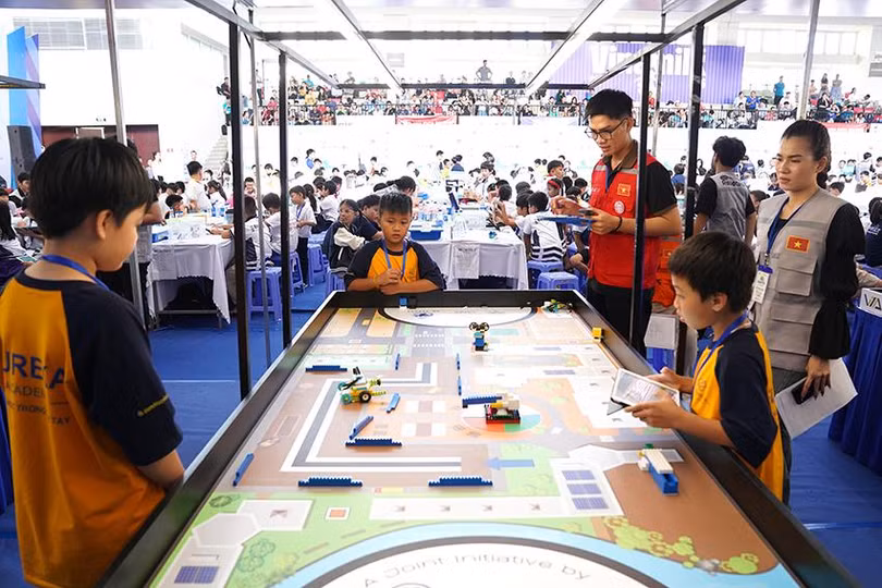 Hình Robotacon-4c.JPG