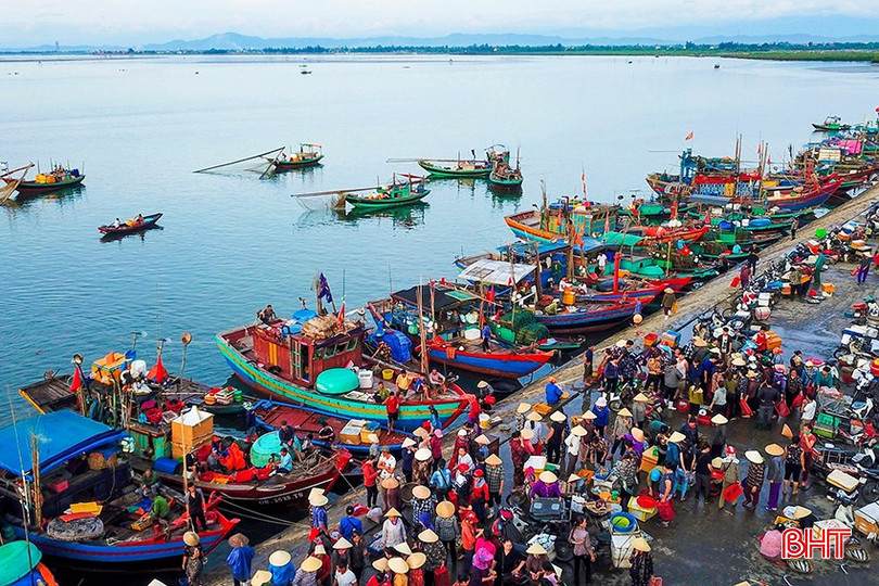 Cảng cá Thạch Kim cần thêm sự đầu tư đồng bộ các hạng mục hạ tầng kỹ thuật như: mái che, hệ thống điện thắp sáng, đặc biệt là nạo vét luồng và vùng nước trước cảng. bqbht_br_image-17.jpg