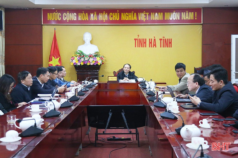 Giám đốc Sở NN&PTNT Nguyễn Văn Việt điều hành điểm cầu Hà Tĩnh. bqbht_br_img-9163.jpg