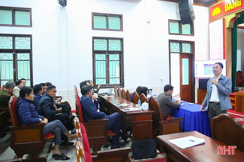 Đại diện Chi cục Thủy sản Hà Tĩnh hướng dẫn các biện pháp phòng chống những loại dịch bệnh nguy hiểm trên tôm. bqbht_br_img-9349.jpg