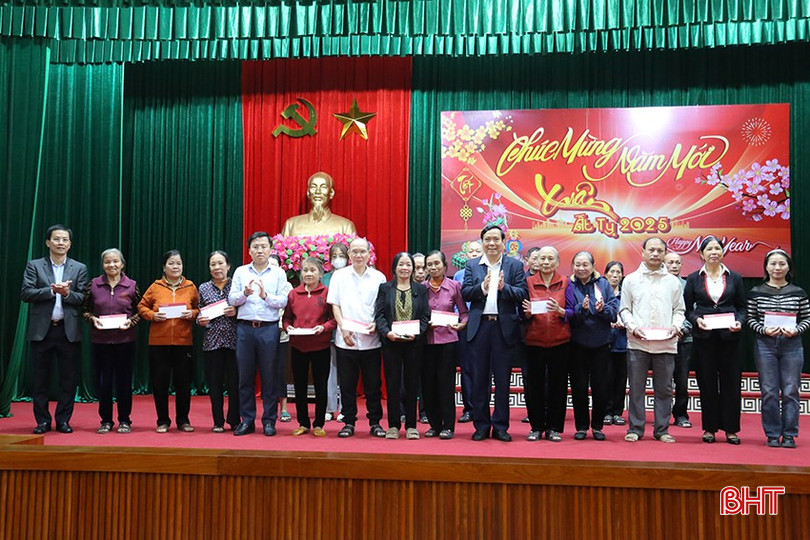 300 suất quà trị giá 150 triệu đồng cho các gia đình chính sách, hộ nghèo, hộ cận nghèo, hội viên người cao tuổi có hoàn cảnh khó khăn trên địa bàn TP Hà Tĩnh. bqbht_br_img-8414.jpg