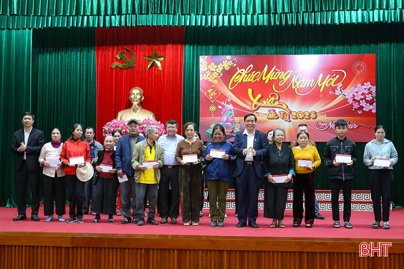 Chủ tịch Hội Người cao tuổi Việt Nam Nguyễn Thanh Bình, Bí thư Thành ủy Dương Tất Thắng, lãnh đạo Ngân hàng Nông nghiệp và Phát triển Nông thôn Việt Nam Chi nhánh tỉnh Hà Tĩnh tặng quà cho các gia đình. bqbht_br_img-8410.jpg