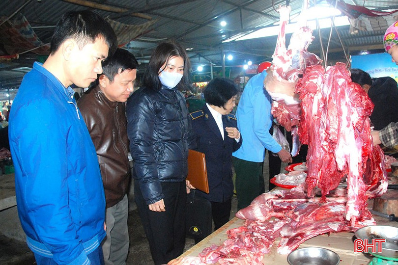 Đoàn kiểm tra của TP Hà Tĩnh kiểm tra việc kinh doanh thịt động vật tại Chợ Sơn (xã Đỉnh Bàn). bqbht_br_z6255107630996-30e3e9b8faf7091e242b3d2a08c062dd.jpg