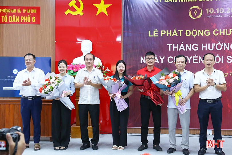 Lãnh đạo TP Hà Tĩnh, Sở TT&TT tặng hoa các cơ quan, đơn vị, doanh nghiệp phối hợp, đồng hành với thành phố trong việc triển khai các chương trình, kế hoạch, nhiệm vụ chuyển đổi số. img-4807-802.jpg