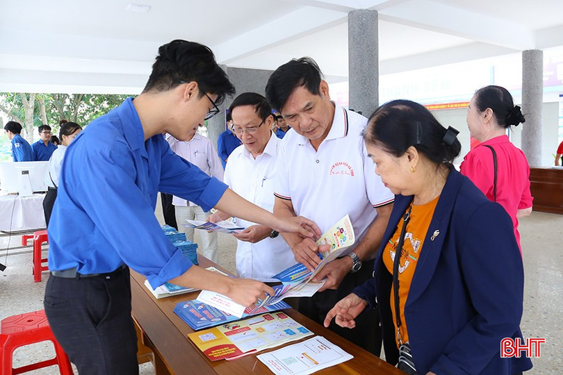 Người dân TP Hà Tĩnh được hướng dẫn và tham gia trải nghiệm các sản phẩm, dịch vụ số. img-4816-422.jpg