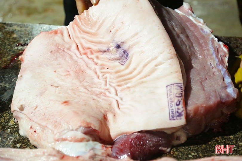 Tiểu thương được xuất biên lai thu phí kiểm soát giết mổ, thân thịt có đóng dấu để chứng minh sản phẩm rõ nguồn gốc, đảm bảo chất lượng. bqbht_br_0x5a1554.jpg