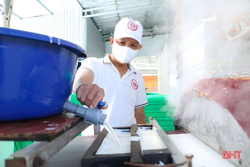 Ông Trần Văn Thành - Giám đốc Công ty TNHH Bánh đa nem Nhật Thành (thôn Tiến Giang, xã Đồng Môn) đầu tư hệ thống máy móc hiện đại để sản xuất bánh đa nem. bqbht_br_img-0435.jpg