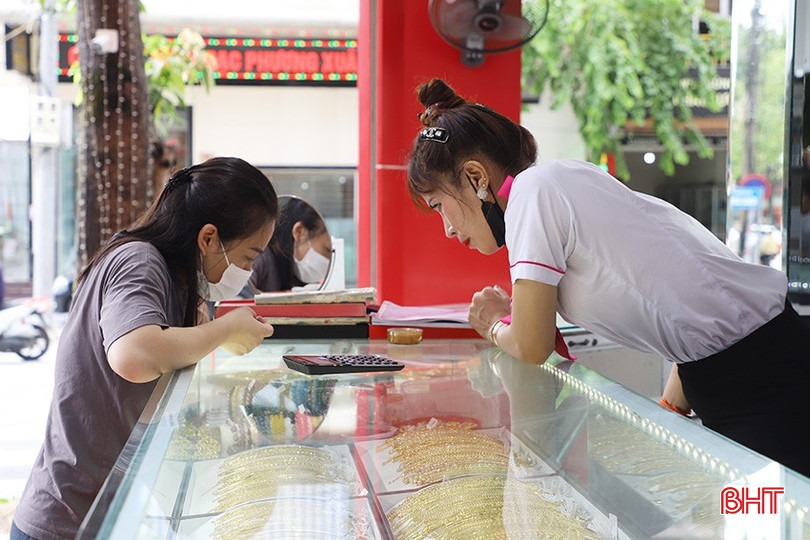 Nhiều người dân đến tham khảo giá thị trường vàng. v2.jpg