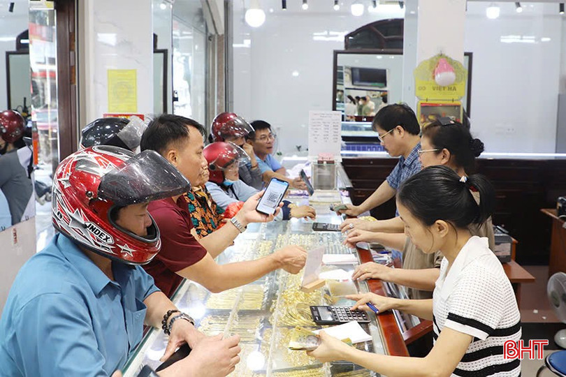 Giao dịch mua bán vàng tại Hà Tĩnh sôi động. z5852524109529_5b4491deddd5be730f65d32ace2ac428.jpg