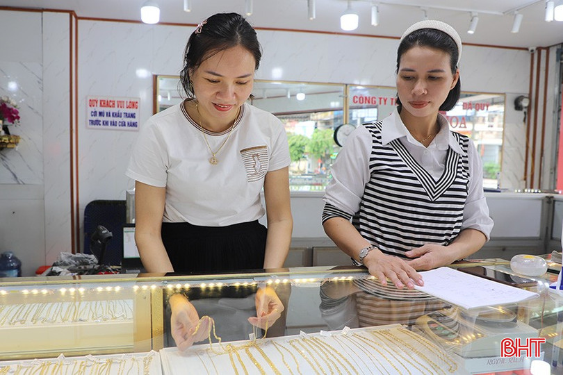 Các chủ tiệm vàng tại TP Hà Tĩnh phải liên tục theo dõi, điều chỉnh giá mua vào - bán ra. v4.jpg