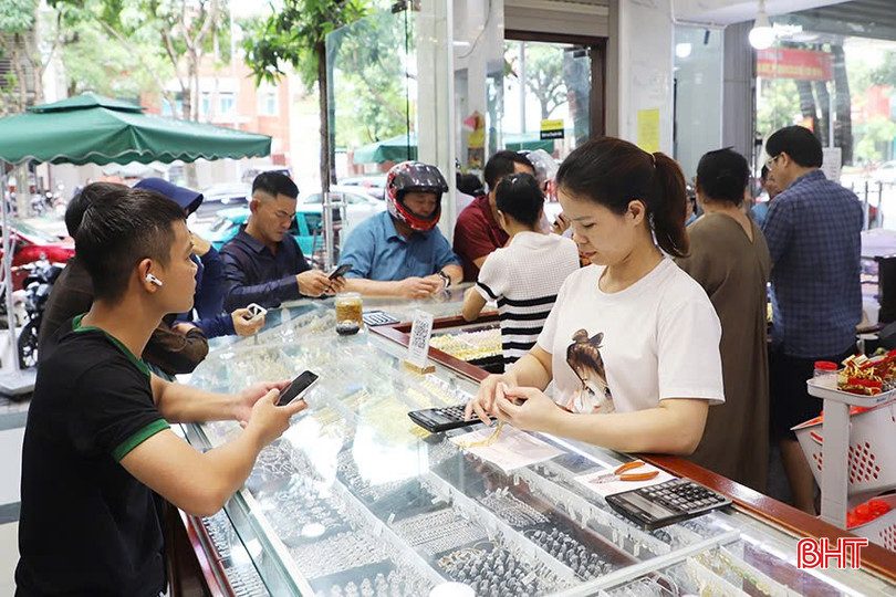 Người dân đến giao dịch vàng tại tiệm vàng Việt Hà (đường Nguyễn Công Trứ, TP Hà Tĩnh) z5852524109427_46af76063f2ef36a085efb33c42ded55.jpg