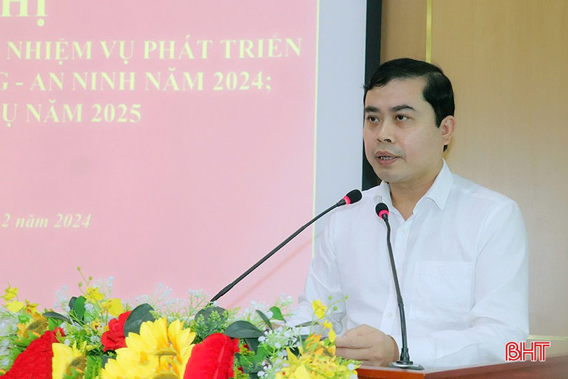 Ông Trần Quốc Đạt - Chánh Văn phòng UBND thành phố báo cáo tình hình KT-XH. bqbht_br_z6093765073278-4d1202416105e4aba088d0aac0449c7f.jpg