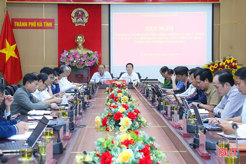 Chủ tịch UBND thành phố Nguyễn Trọng Hiếu và Phó Chủ tịch UBND thành phố Lê Quang Đức chủ trì hội nghị. bqbht_br_img-7251.jpg