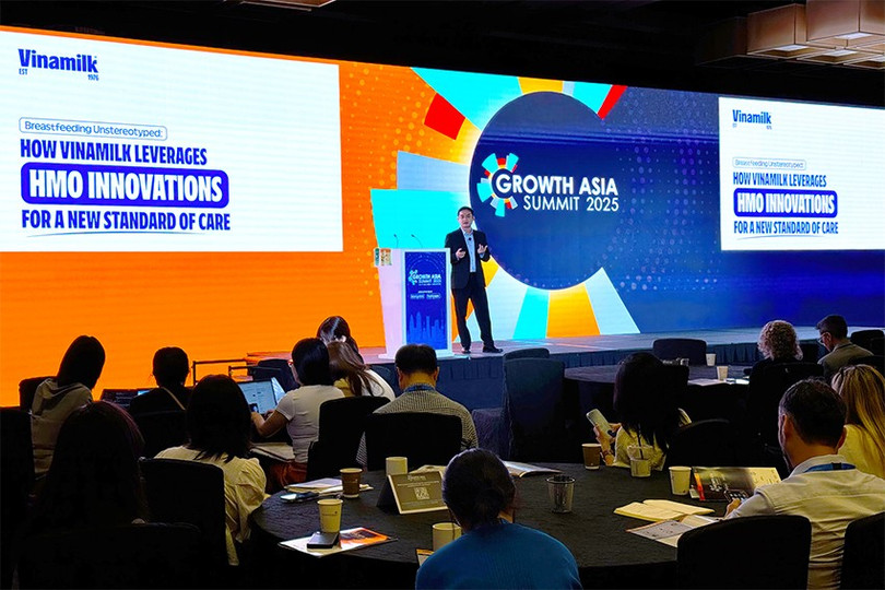 Đại diện Vinamilk, ông Nguyễn Quang Trí – Giám đốc điều hành Marketing – chia sẻ về đột phát 6 HMO trong sản phẩm sữa bột trẻ em Vinamilk Optimums tại diễn đàn lớn nhất châu Á về cơ hội phát triển trong ngành thực phẩm, đồ uống và dinh dưỡng (Ảnh: Hồng Nhân). hinh-1-1.jpg