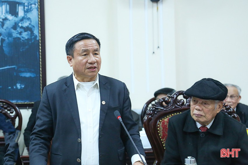 Nguyên Bí thư Tỉnh ủy Lê Đình Sơn phát biểu tại buổi gặp mặt. bqbht_br_img-8683.jpg
