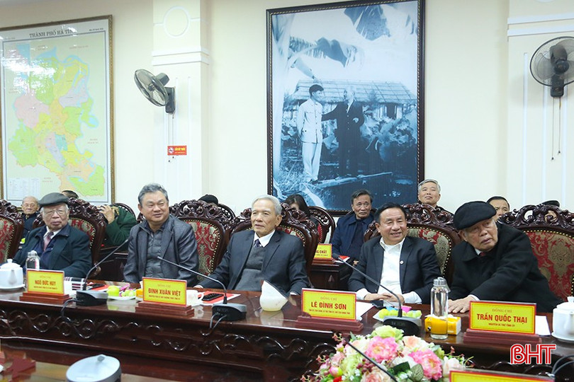 Các đồng chí lãnh đạo tỉnh qua các thời kỳ cùng dự. bqbht_br_img-8727.jpg