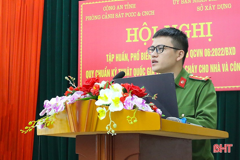 Đại diện Phòng Cảnh sát PCCC&CNCH Công an tỉnh cung cấp thông tin về các yêu cầu, biện pháp phòng cháy chữa cháy đối với nhà ở nhiều tầng, nhiều căn hộ, nhà ở riêng lẻ kết hợp sản xuất kinh doanh. bqbht_br_img-0517.jpg
