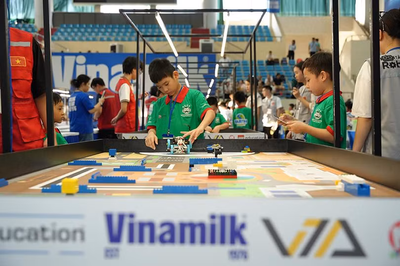 Hình Robotacon 5a.JPG