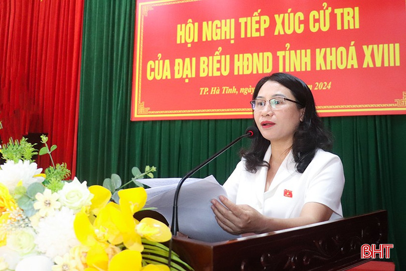 Trưởng ban Pháp chế Nguyễn Thị Nhuần báo cáo với cử tri tình hình KT-XH, QP-AN năm 2024; kế hoạch phát triển KT-XH, QP-AN năm 2025. bqbht_br_anh-c-nhuan.jpg