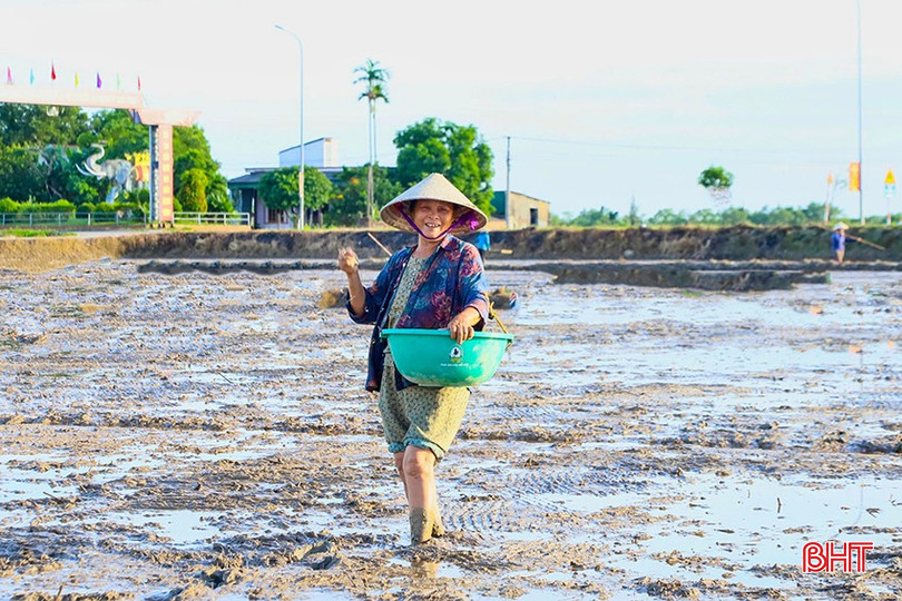 Bà con nông dân phấn khởi bước vào sản xuất vụ hè thu. bqbht_br_z6666176669914-8c6f57c23d05164c2721da975ec6e26f.jpg