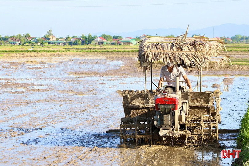 Các "tay máy" ra đồng làm đất từ sáng sớm, dùng đủ các biện pháp che chắn để hạn chế ảnh hưởng thời tiết nắng gắt. bqbht_br_z6666176699083-715d1c0945db0560c1faf3d3ad6cffa6.jpg