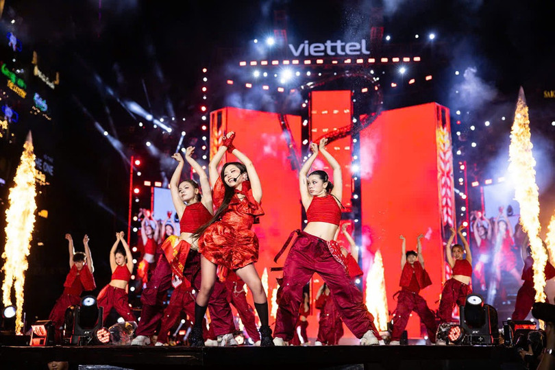 푸옹 미 치는 리코 스타일, 록 그레인, 프로그 아웃 더 웰 스타일을 혼합한 음악을 선보입니다. z7184853309303-e52d965fd7fa16c4c3732f9f07a8080b.jpg