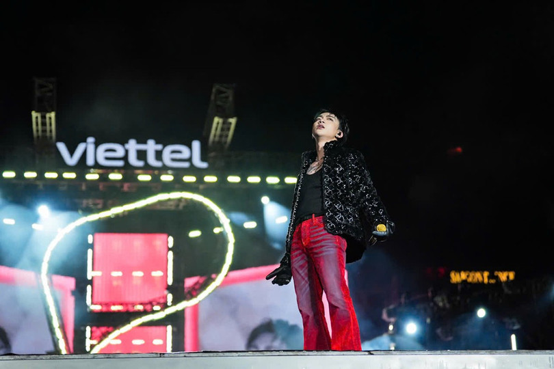 수빈은 공연 분위기를 '불태웠다'. z7184853331768-10e30026b609ff2bd422541791efa266.jpg