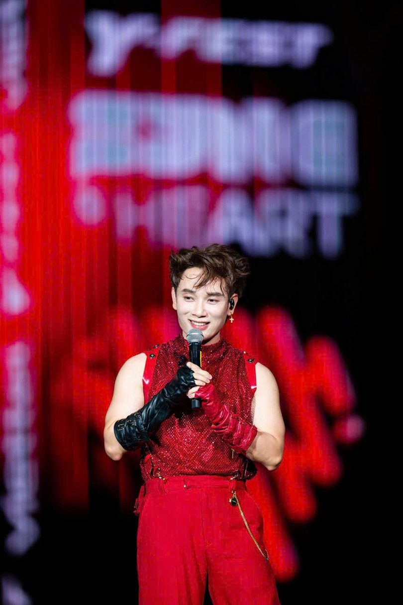 Truc Nhan의 공연은 청중을 매우 흥분시켰다. z7184853322388-b59a35ad61e8617087e1ac6bab3041f3.jpg