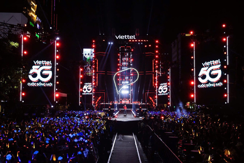 현대 기술이 적용된 무대에서 음악을 통해 감정의 이야기를 전달합니다. z7184853317315-0a6ccd8ca4f48592165be52281bc5113.jpg