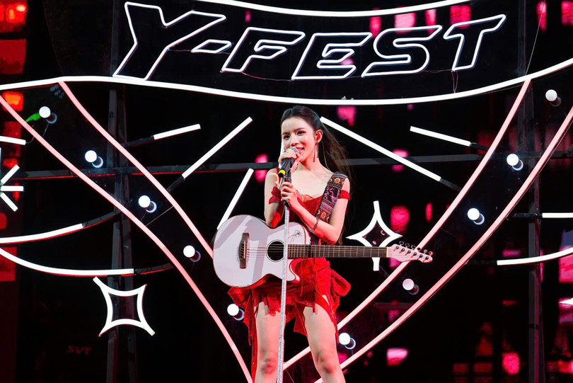 LyLy는 Y-Fest 2025 무대에서 지쳐버렸습니다. z7184853283634-cae831500cb926a2f86081aa1ba47e17.jpg