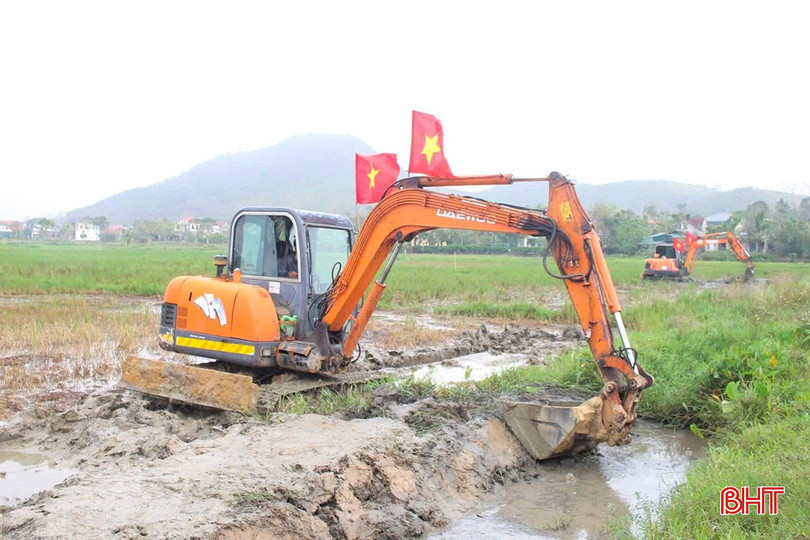 Công tác chuyển đổi ruộng đất góp phần đưa Nghị quyết Đại hội Đảng bộ tỉnh khóa XX, nhiệm kỳ 2025 - 2030 sớm đi vào thực tiễn. bqbht_br_z7166295251140-7fa62c72a0f41c0b74cbb22669cea4a2.jpg