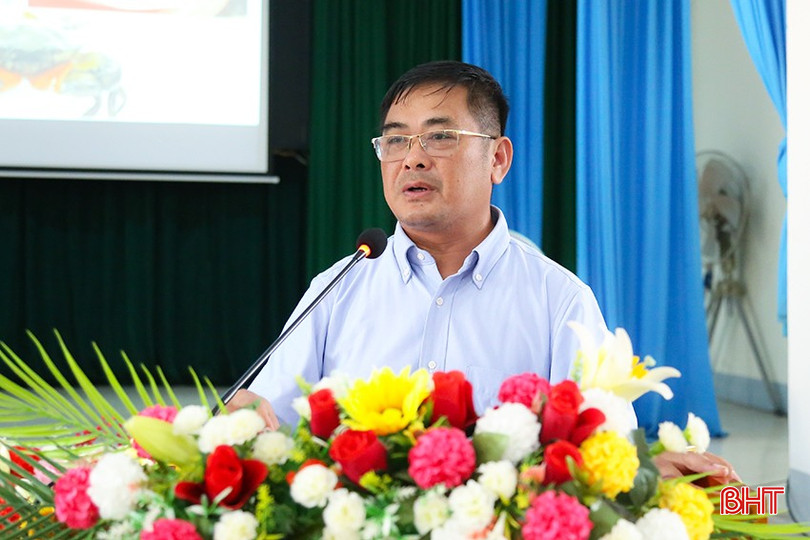 Phó Giám đốc Trung tâm Khuyến nông tỉnh Trương Huy Dũng đánh giá cao mô hình nuôi xen ghép tôm, cua, cá tại TP Hà Tĩnh. IMG_1202.jpg