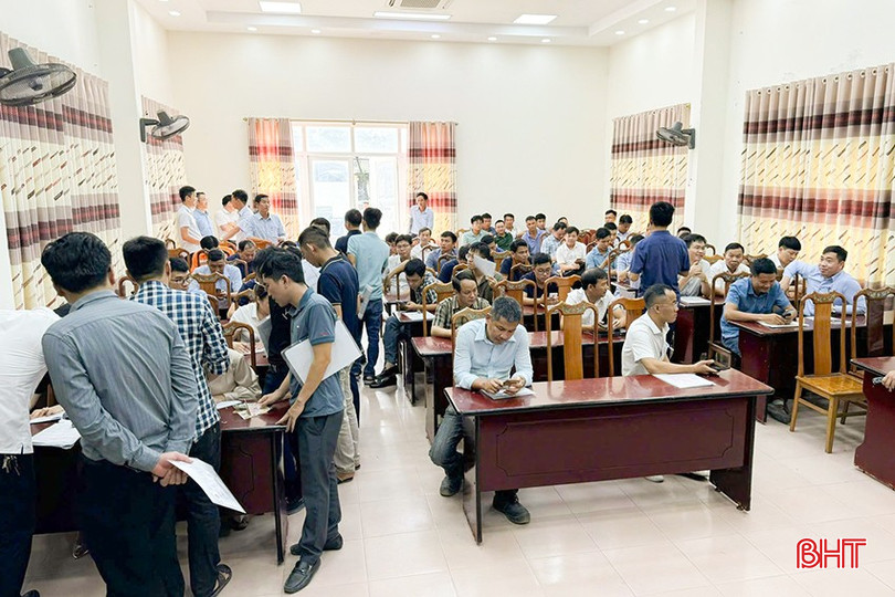 Trước đó, Sở Xây dựng Hà Tĩnh đã tổ chức 2 đợt thi cấp chứng chỉ hành nghề bất động sản theo quy định của Luật Kinh doanh bất động sản năm 2014, qua đó có 765 cá nhân được cấp chứng chỉ. bqbht_br_z6776083209365-57a7de0063be1994c65c936e9e9f6ce5.jpg